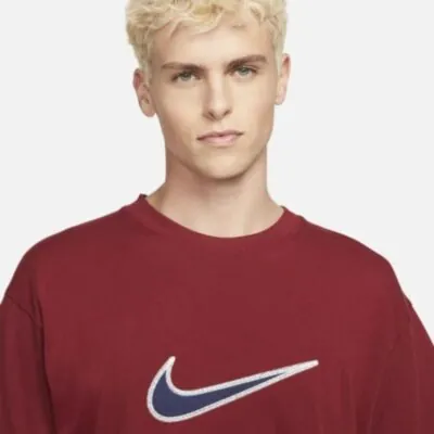 Nike Sportswear Retro Swoosh T-Shirt Team Red/Midnight Navy - Image 2